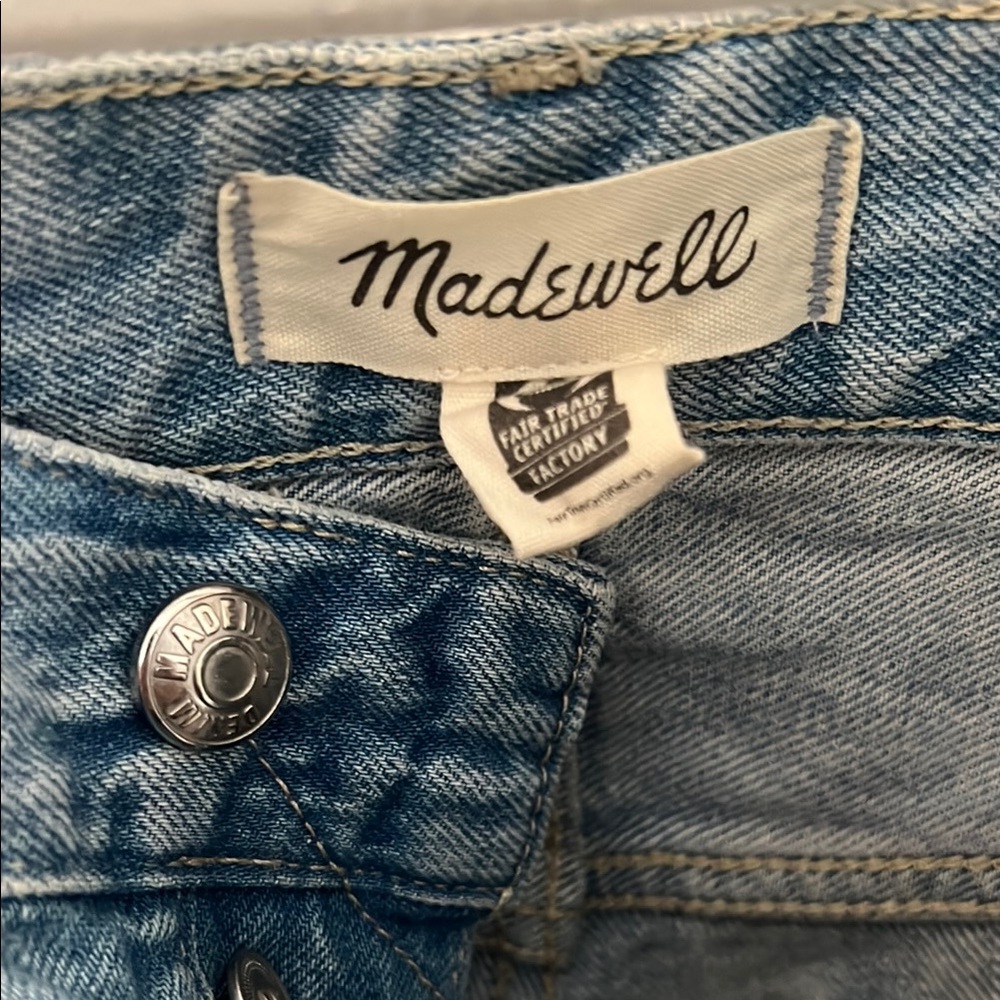 Madewell women’s Darted Button Front Barrel Leg Jean (frayed) - Picture 3 of 6